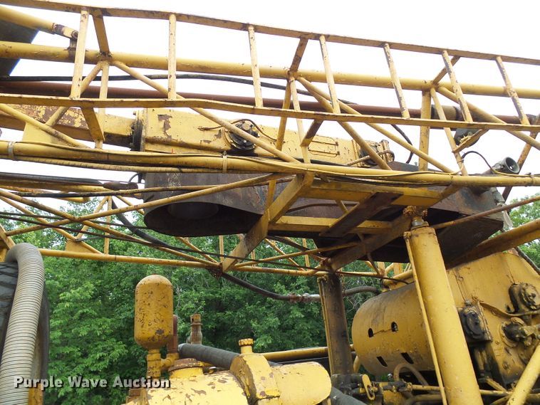 image for item DG5738 1993 International 4900  drilling rig truck