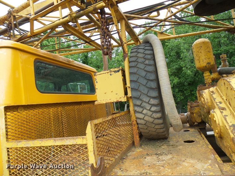 image for item DG5738 1993 International 4900  drilling rig truck