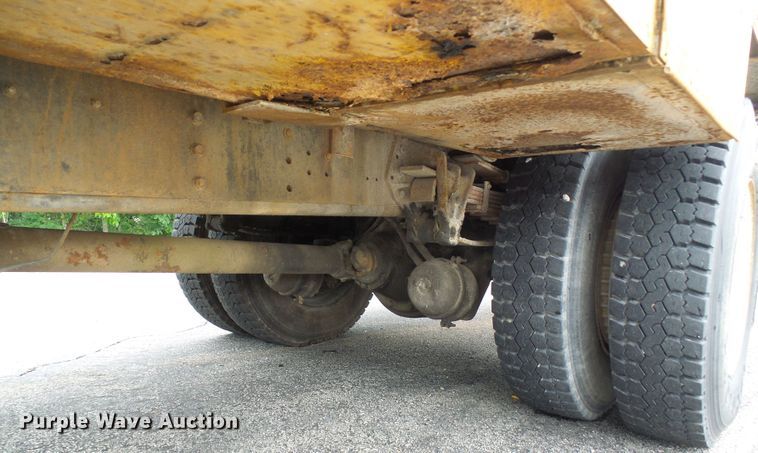 image for item DG5738 1993 International 4900  drilling rig truck