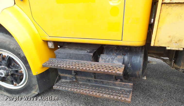 image for item DG5738 1993 International 4900  drilling rig truck