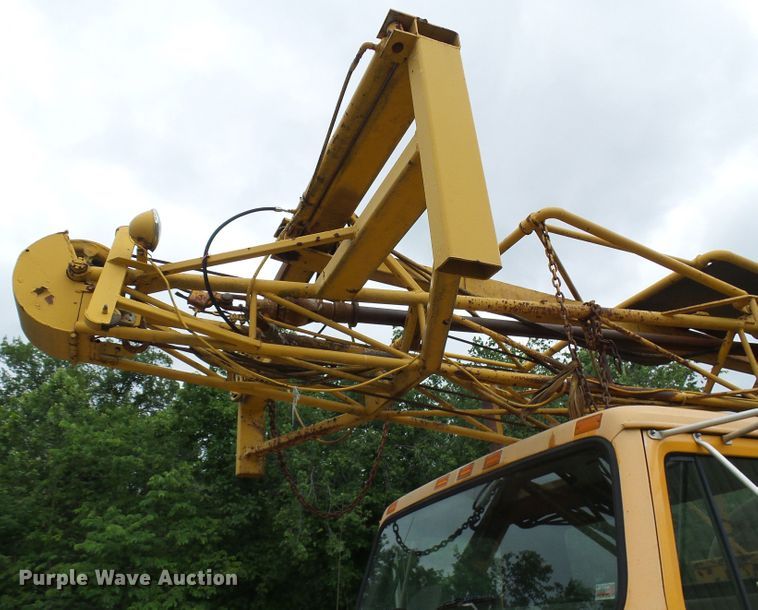 image for item DG5738 1993 International 4900  drilling rig truck