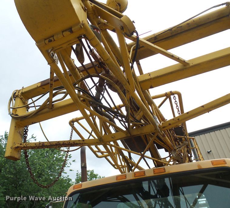 image for item DG5738 1993 International 4900  drilling rig truck