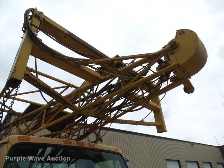 image for item DG5738 1993 International 4900  drilling rig truck