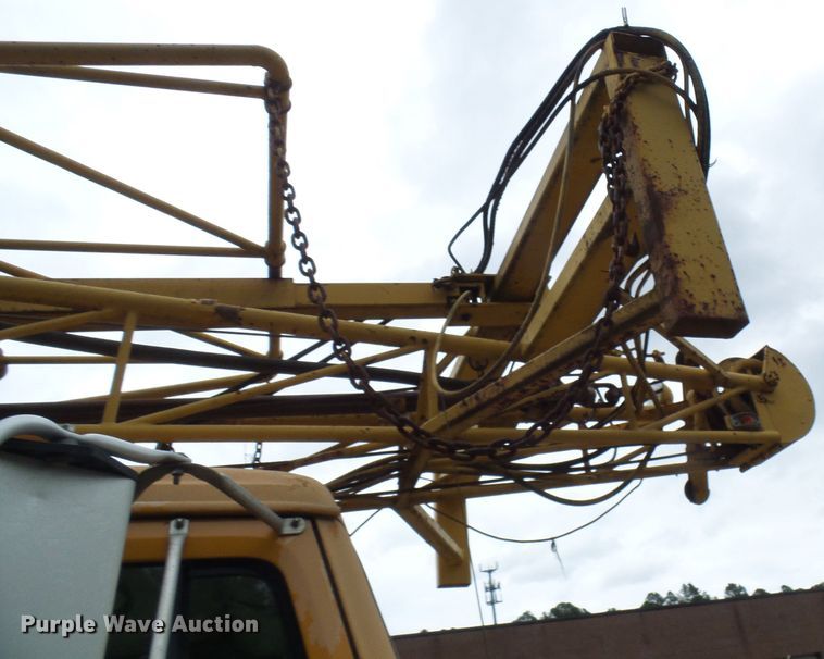 image for item DG5738 1993 International 4900  drilling rig truck