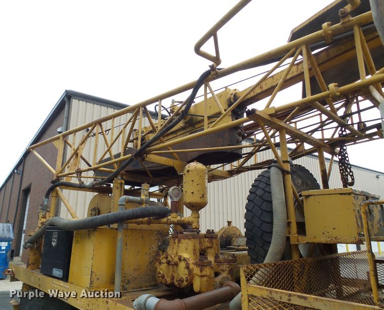 image for item DG5738 1993 International 4900  drilling rig truck