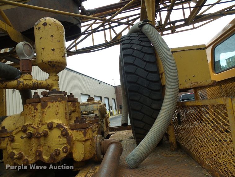 image for item DG5738 1993 International 4900  drilling rig truck