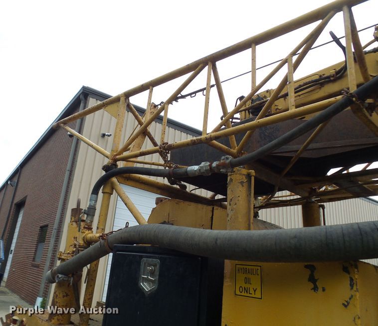 image for item DG5738 1993 International 4900  drilling rig truck