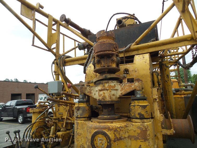 image for item DG5738 1993 International 4900  drilling rig truck