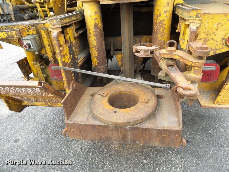 image for item DG5738 1993 International 4900  drilling rig truck