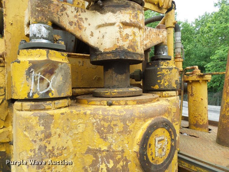 image for item DG5738 1993 International 4900  drilling rig truck