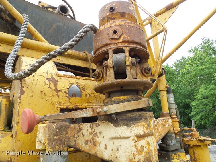 image for item DG5738 1993 International 4900  drilling rig truck