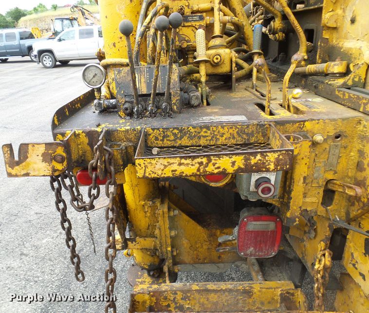 image for item DG5738 1993 International 4900  drilling rig truck