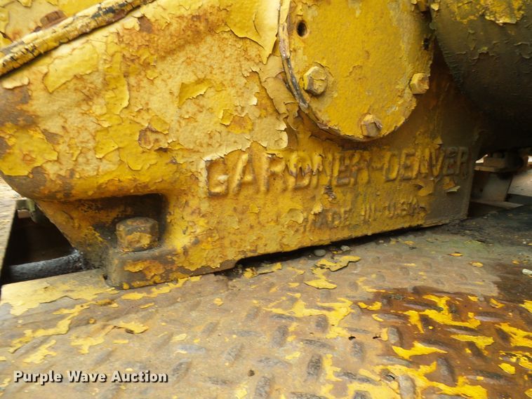 image for item DG5738 1993 International 4900  drilling rig truck