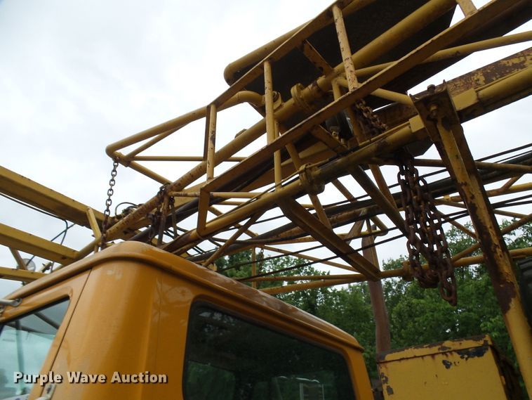 image for item DG5738 1993 International 4900  drilling rig truck