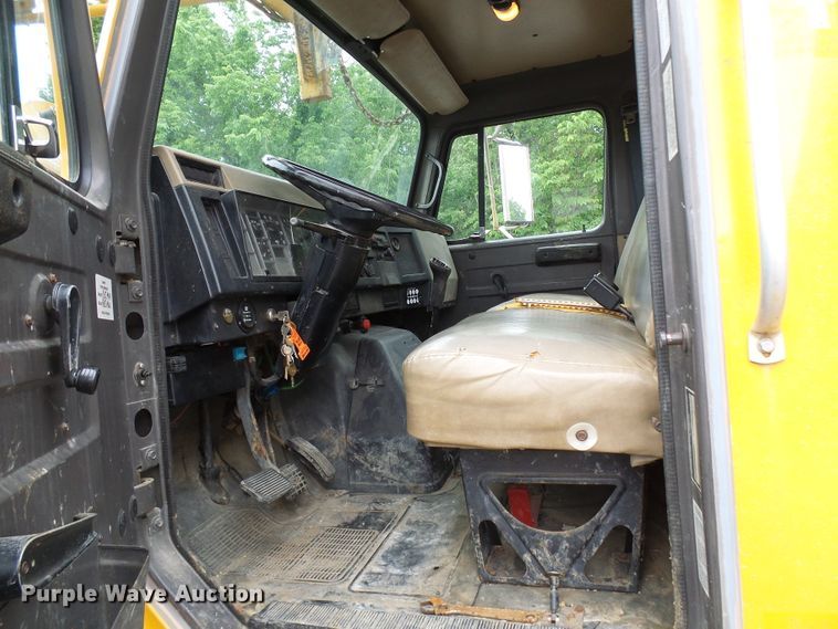 image for item DG5738 1993 International 4900  drilling rig truck