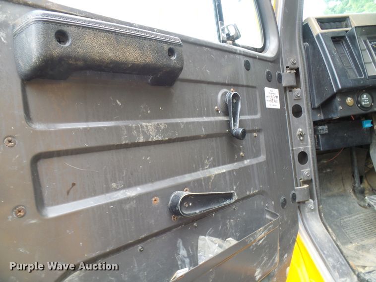 image for item DG5738 1993 International 4900  drilling rig truck