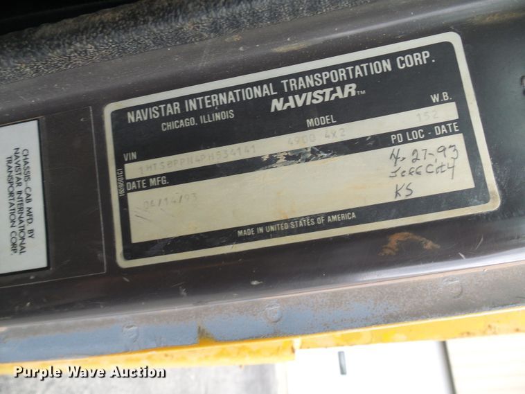 image for item DG5738 1993 International 4900  drilling rig truck