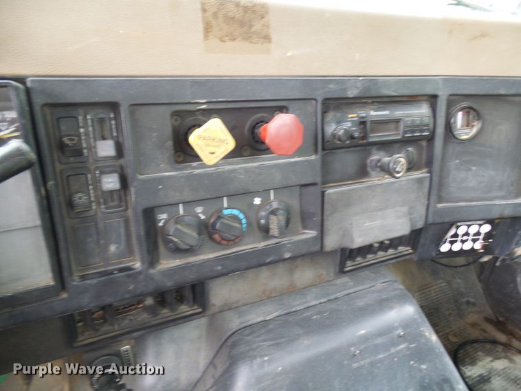 image for item DG5738 1993 International 4900  drilling rig truck