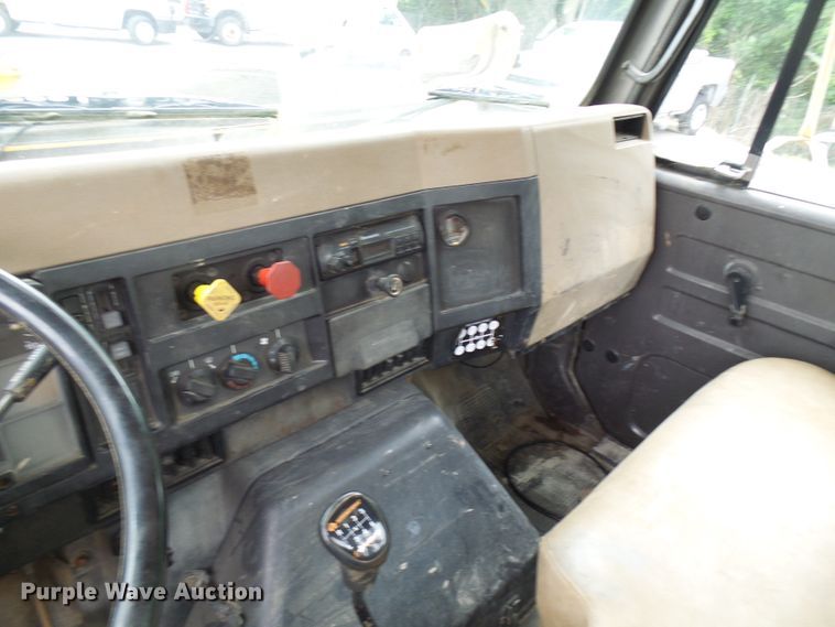 image for item DG5738 1993 International 4900  drilling rig truck