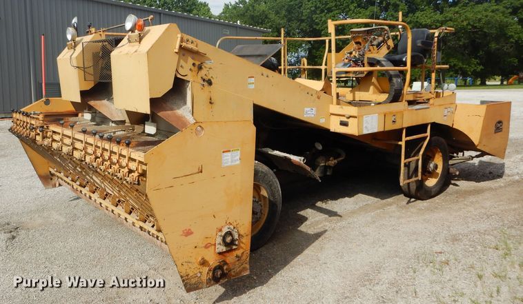 image for item DH4471 2001 Etnyre 2WD  chip spreader