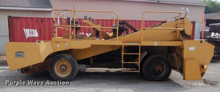 image for item DH4471 2001 Etnyre 2WD  chip spreader