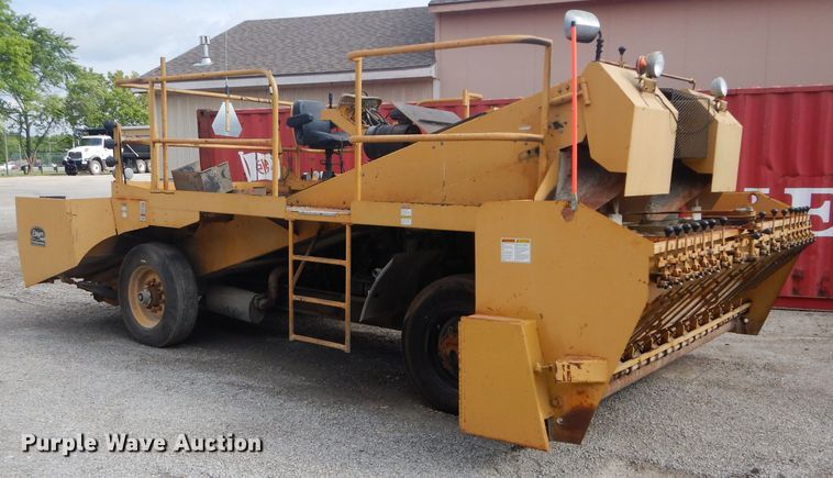 image for item DH4471 2001 Etnyre 2WD  chip spreader