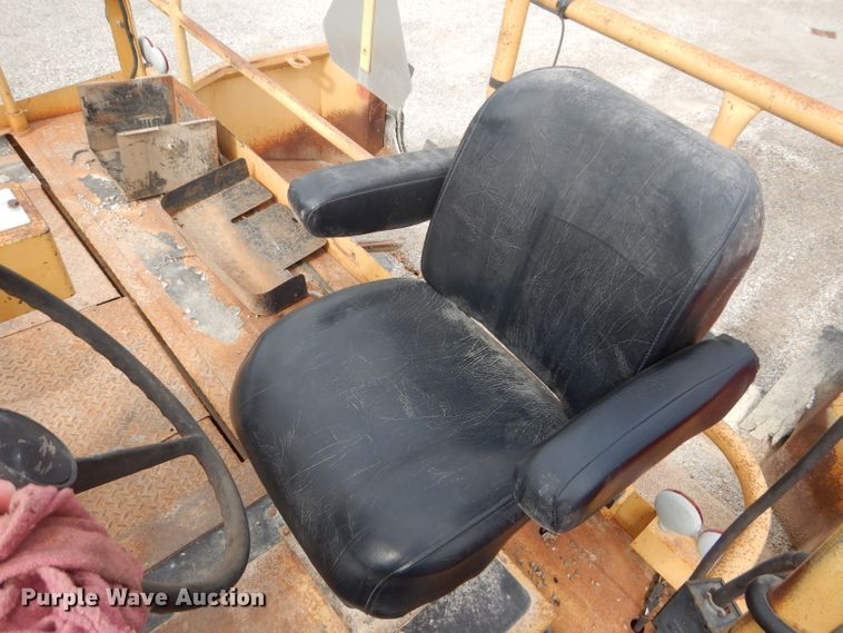 image for item DH4471 2001 Etnyre 2WD  chip spreader