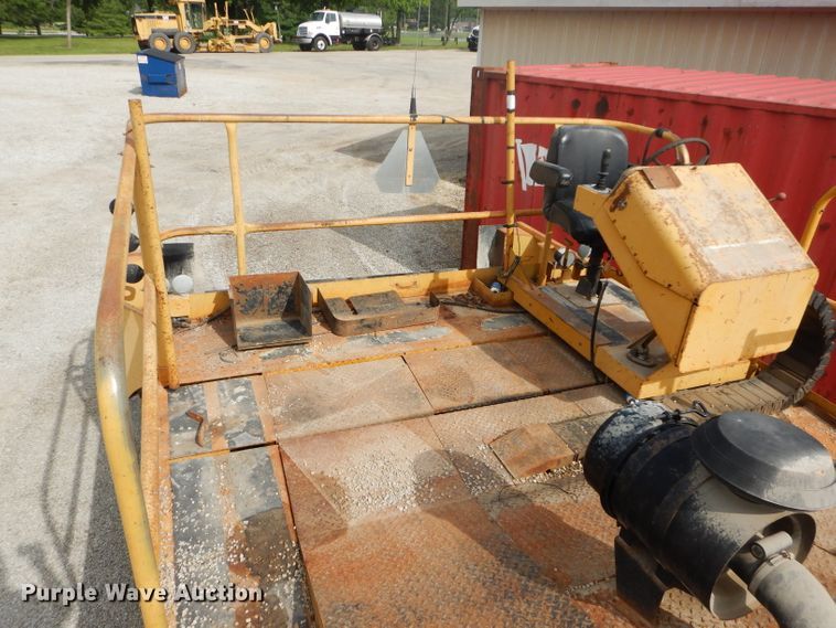 image for item DH4471 2001 Etnyre 2WD  chip spreader