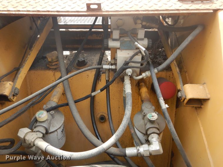 image for item DH4471 2001 Etnyre 2WD  chip spreader