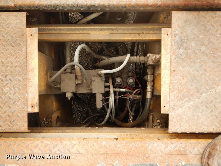 image for item DH4471 2001 Etnyre 2WD  chip spreader