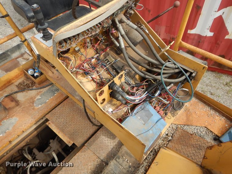 image for item DH4471 2001 Etnyre 2WD  chip spreader