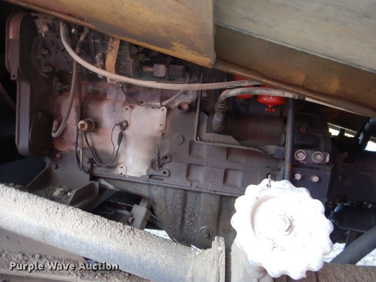 image for item DH4471 2001 Etnyre 2WD  chip spreader