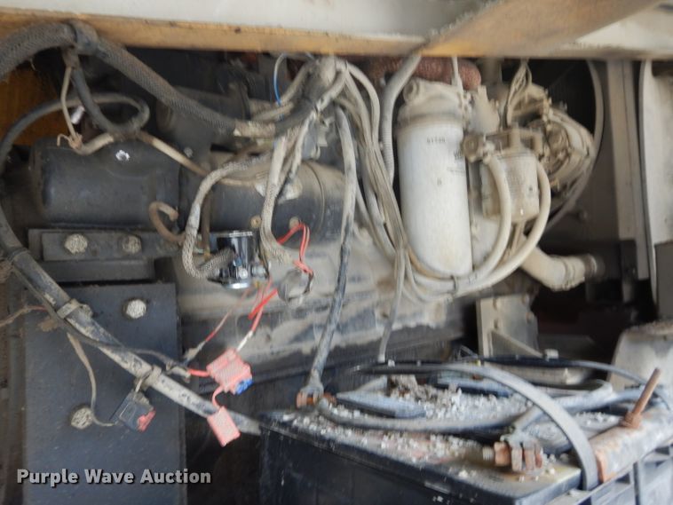 image for item DH4471 2001 Etnyre 2WD  chip spreader