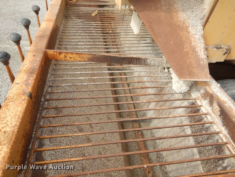 image for item DH4471 2001 Etnyre 2WD  chip spreader