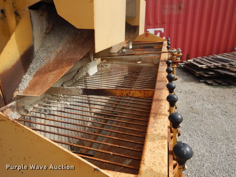 image for item DH4471 2001 Etnyre 2WD  chip spreader