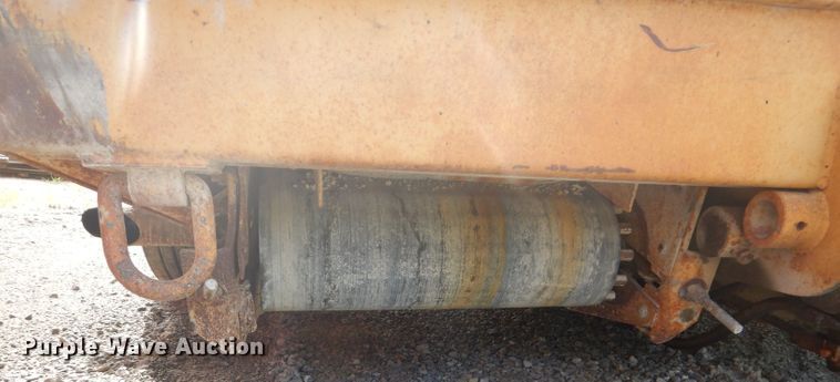 image for item DH4471 2001 Etnyre 2WD  chip spreader