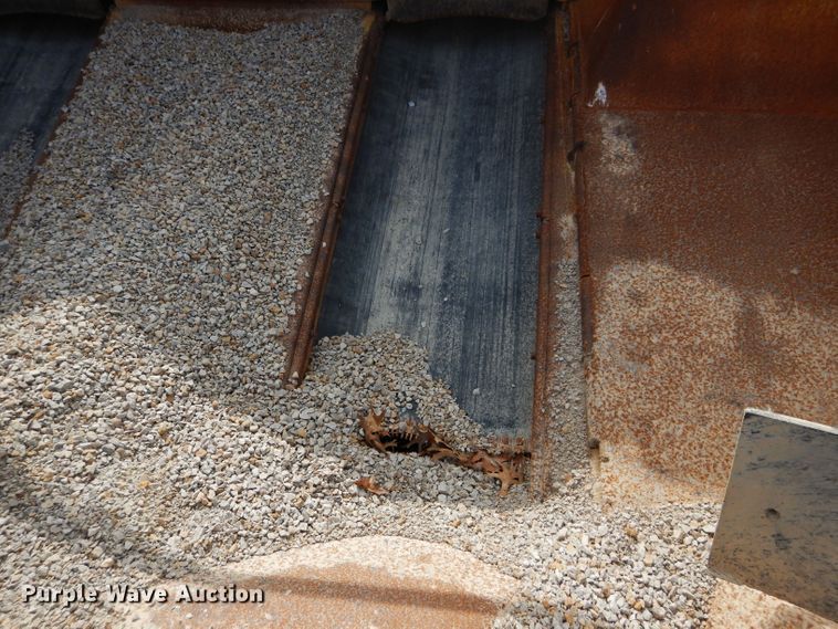 image for item DH4471 2001 Etnyre 2WD  chip spreader