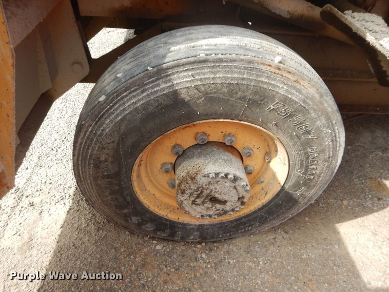 image for item DH4471 2001 Etnyre 2WD  chip spreader