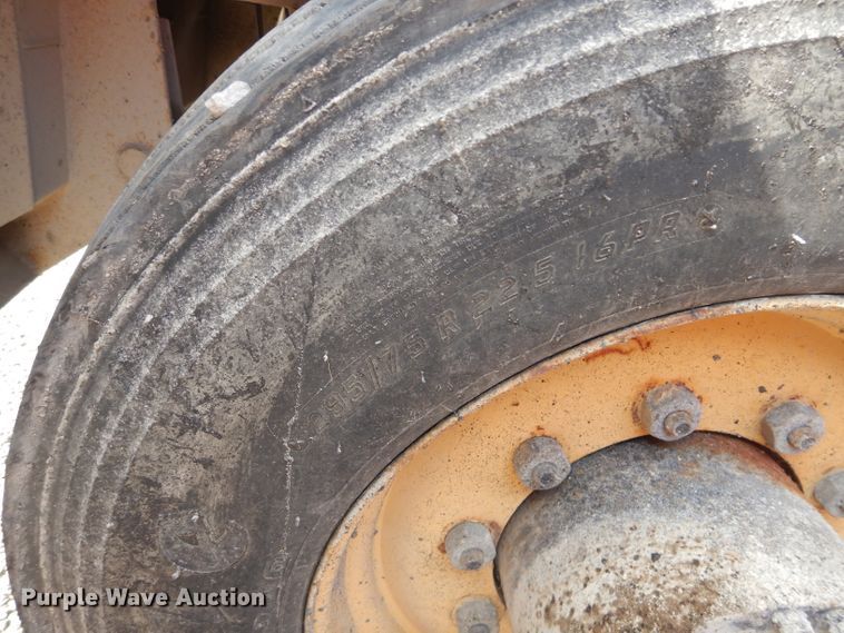 image for item DH4471 2001 Etnyre 2WD  chip spreader