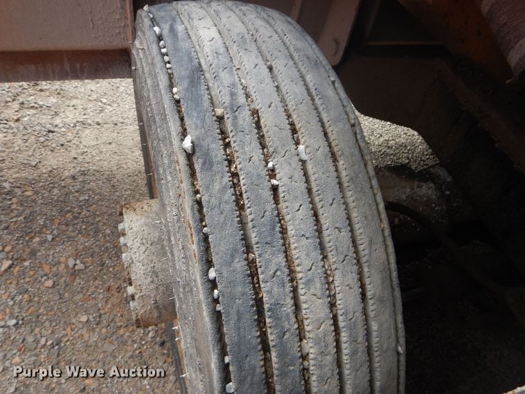 image for item DH4471 2001 Etnyre 2WD  chip spreader