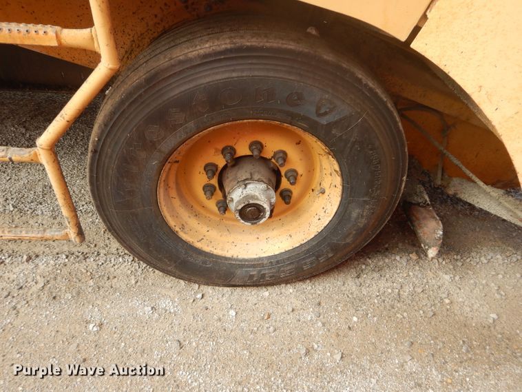 image for item DH4471 2001 Etnyre 2WD  chip spreader