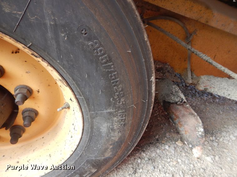 image for item DH4471 2001 Etnyre 2WD  chip spreader