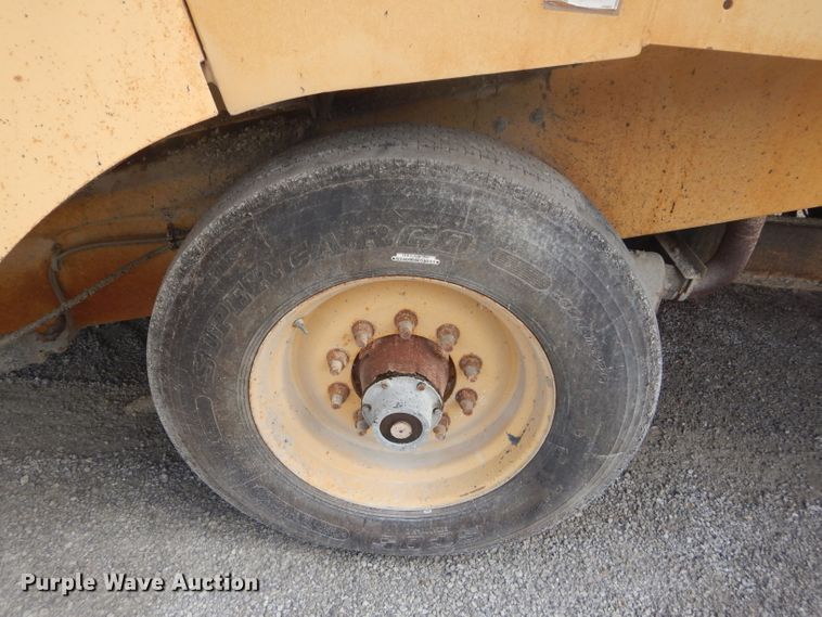 image for item DH4471 2001 Etnyre 2WD  chip spreader