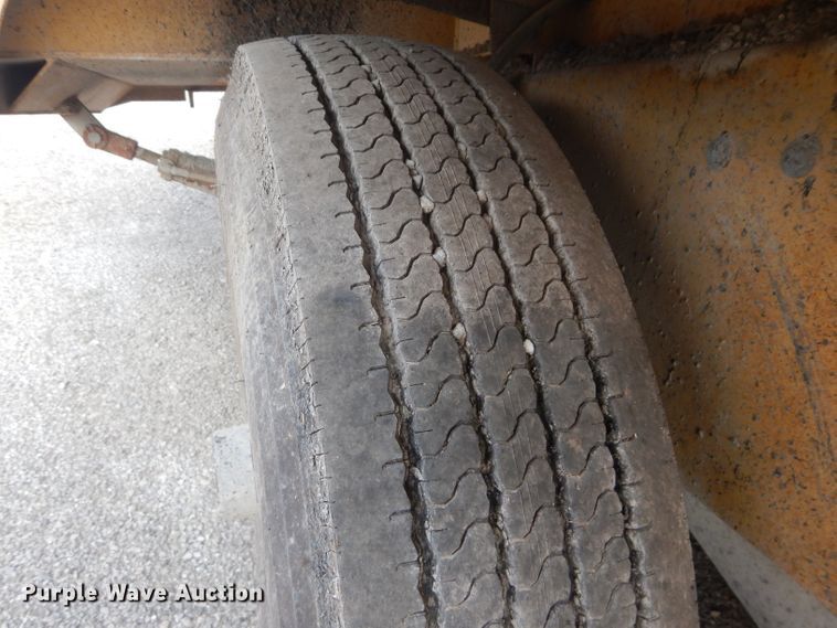 image for item DH4471 2001 Etnyre 2WD  chip spreader