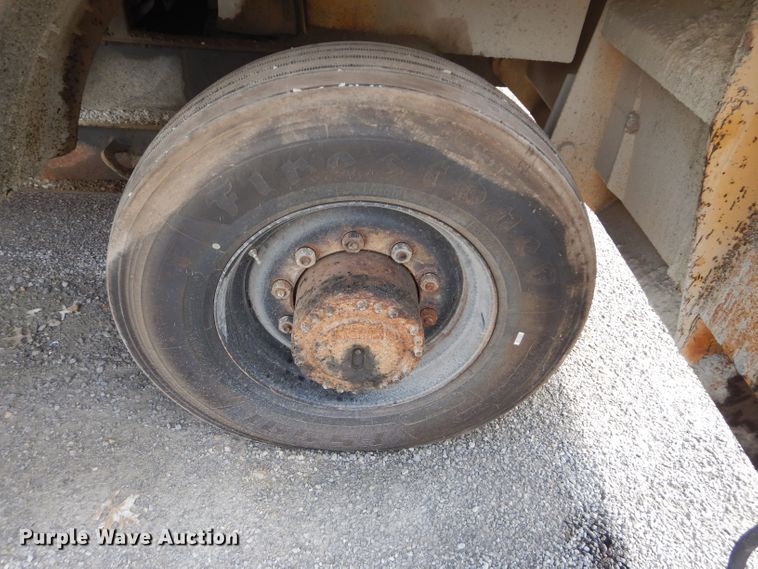 image for item DH4471 2001 Etnyre 2WD  chip spreader