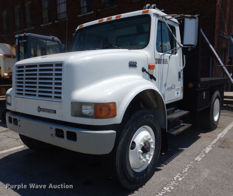 image for item GO9943 2001 International 4900  flatbed truck