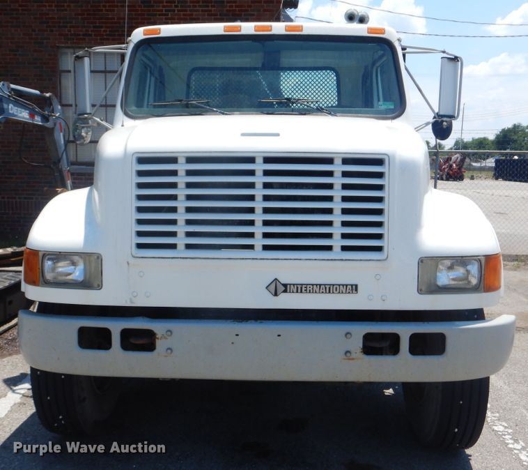 image for item GO9943 2001 International 4900  flatbed truck