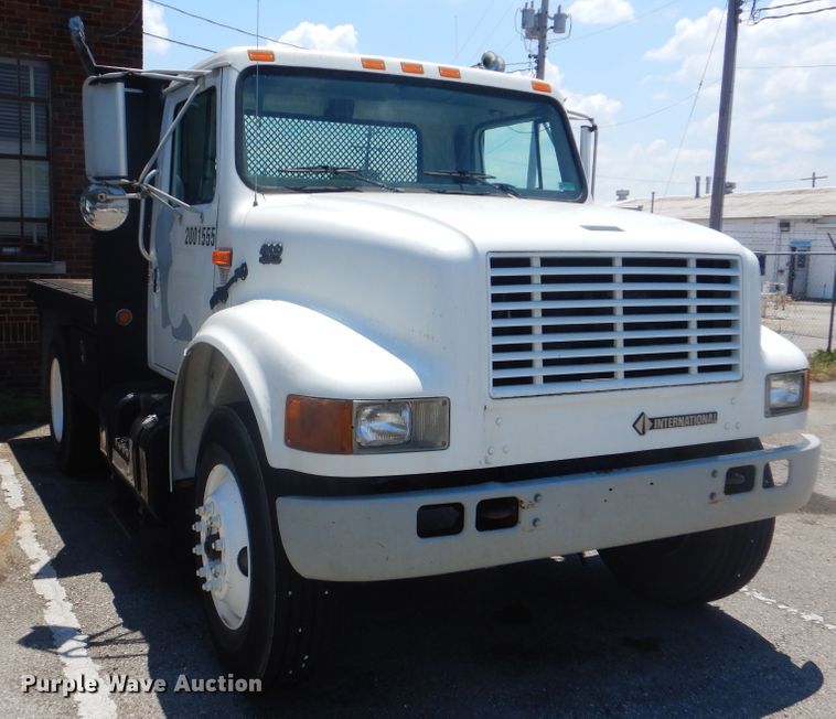 image for item GO9943 2001 International 4900  flatbed truck