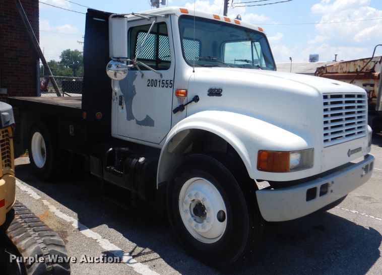 image for item GO9943 2001 International 4900  flatbed truck