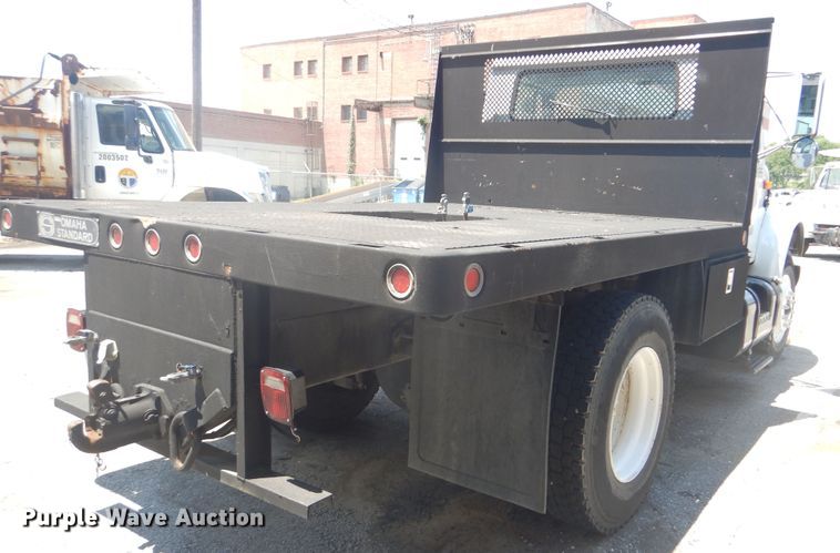 image for item GO9943 2001 International 4900  flatbed truck